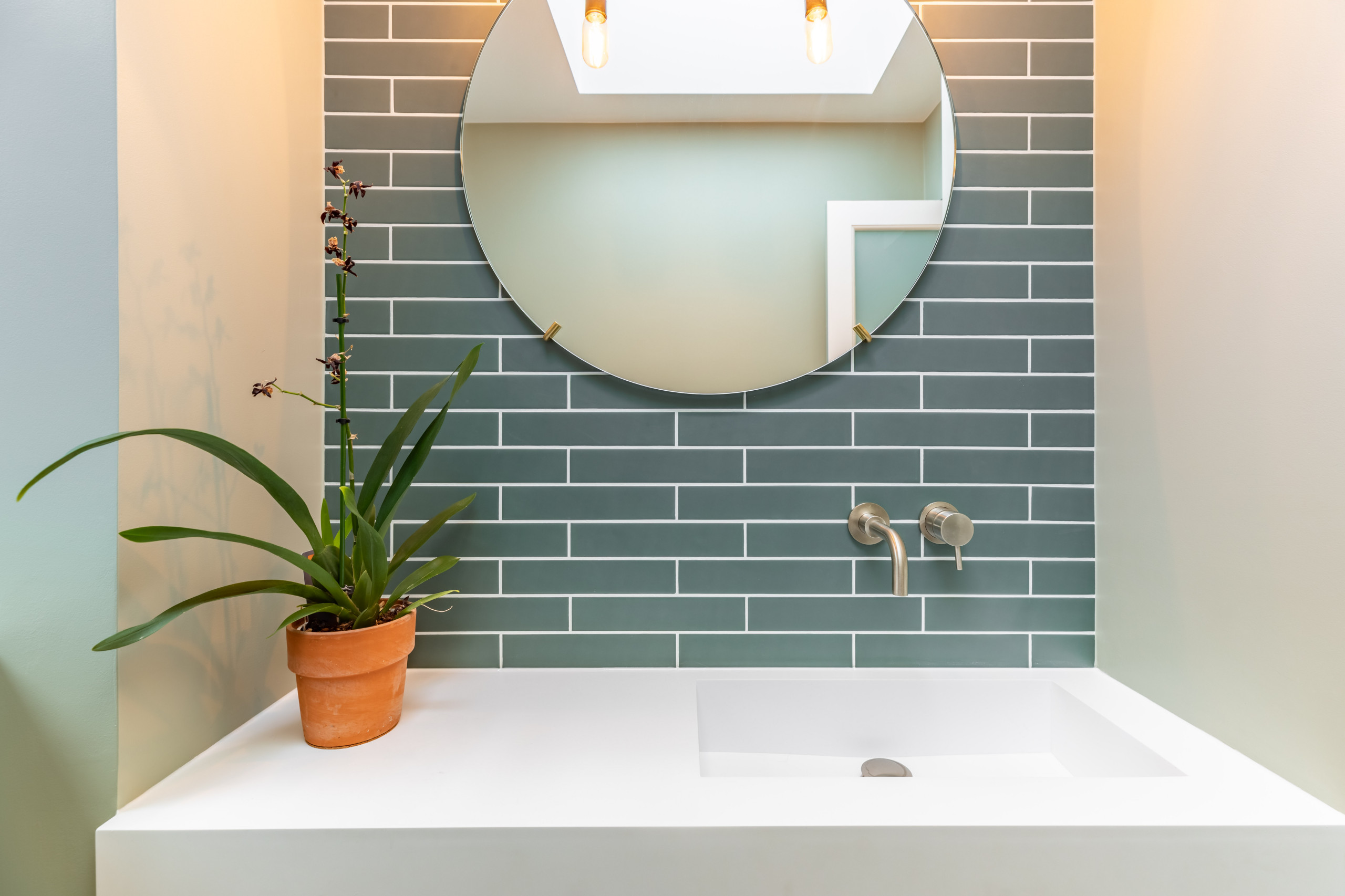 75 Mid-Century Modern Powder Room with a Wall-Mount Toilet Ideas You'll  Love - March, 2023 | Houzz