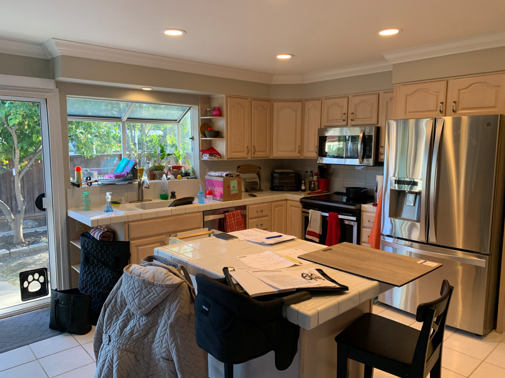 Example of a transitional kitchen design in San Francisco