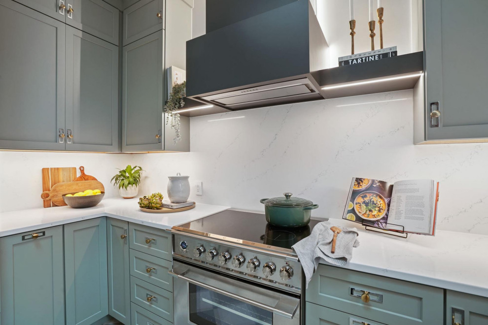Kitchen - transitional kitchen idea in Columbus