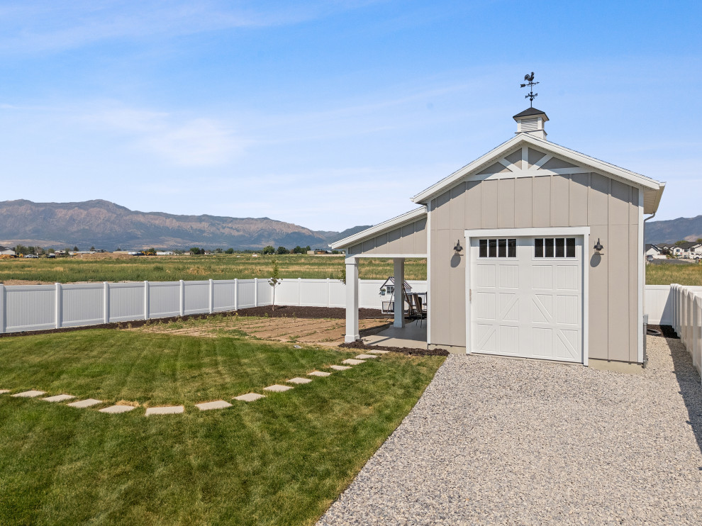 Example of a country home design design in Salt Lake City