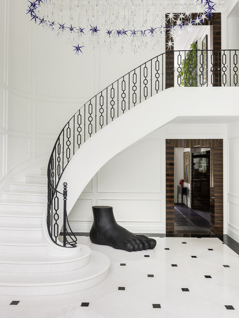 Дом на Николиной Горе: интерьер в парижском стиле トランジショナル-階段