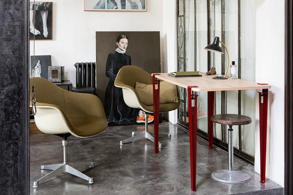Inspiration for an industrial home office in Paris.