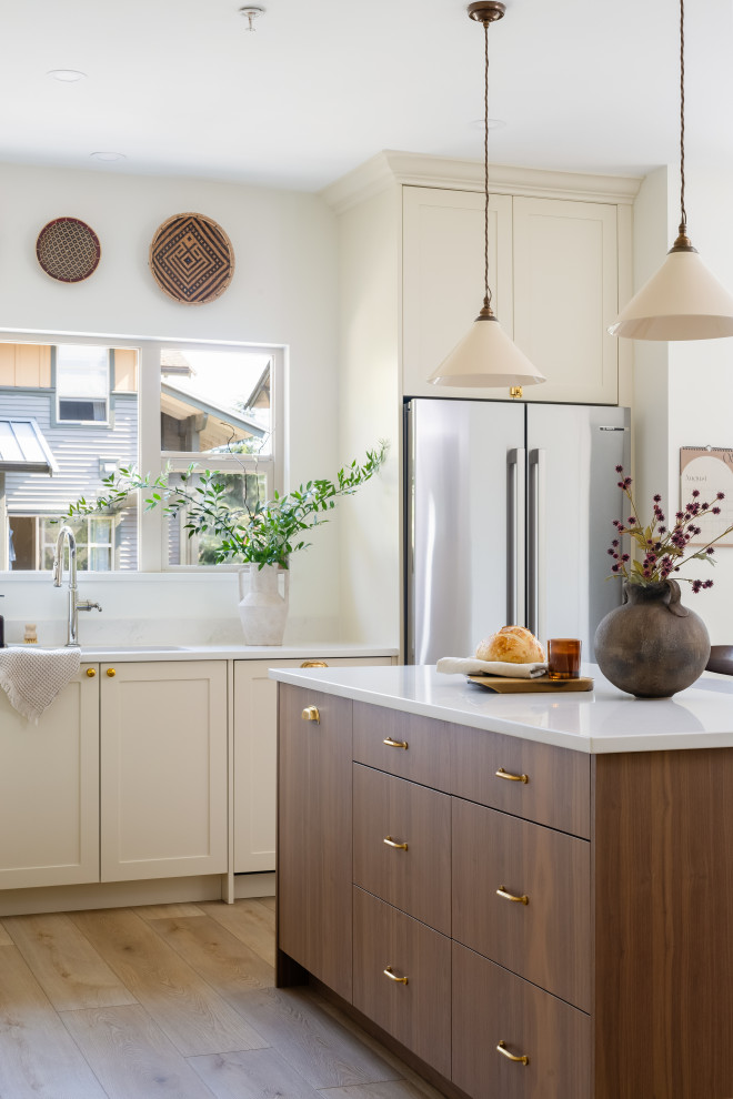 Kitchen - transitional kitchen idea in Vancouver