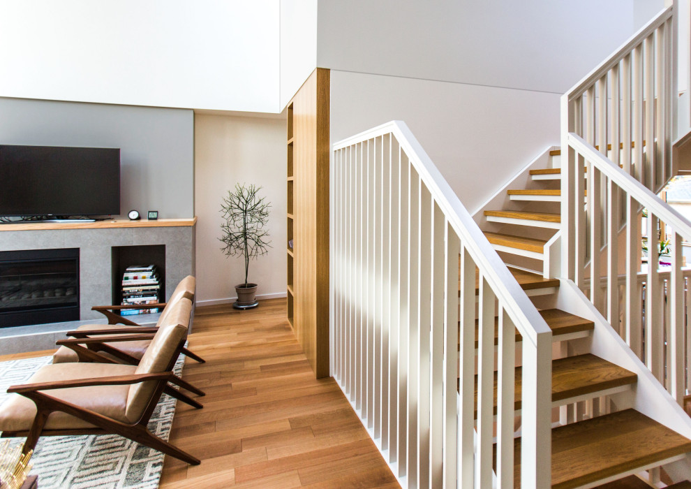 Стильный дизайн: п-образная лестница в стиле модернизм с деревянными ступенями и деревянными перилами без подступенок - последний тренд