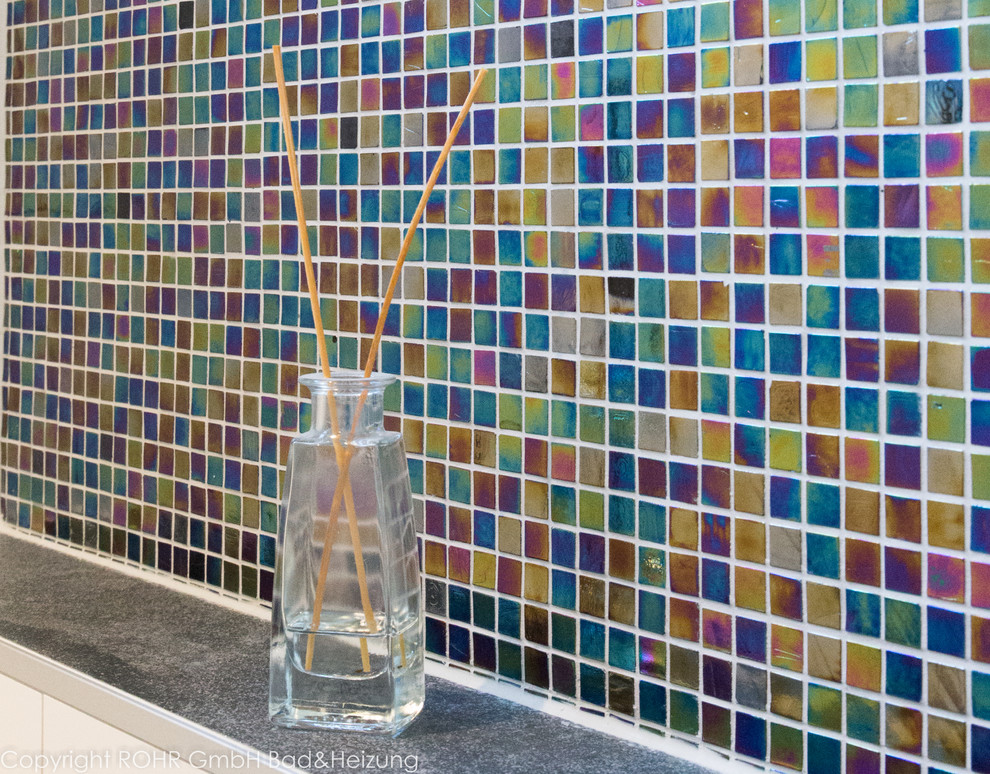 Badezimmer En Suite With flächenbündigen Schrankfronten, weißen Schränken, Einbaubadewanne, bodengleicher Dusche, Wandtoilette, blauen Fliesen, gelben Fliesen, grünen Fliesen, farbigen Fliesen, roten Fliesen, weißen Fliesen, Mosaikfliesen, weißer Wandfarbe, Zementfliesen für Boden, Aufsatzwaschbecken, Waschtisch aus Holz, grauem Boden and offener Dusche in Frankfurt
