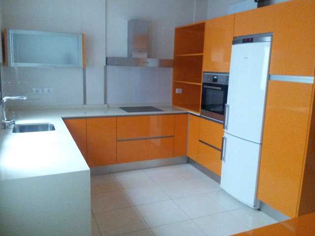 cocina moderna naranja transitional-kitchen