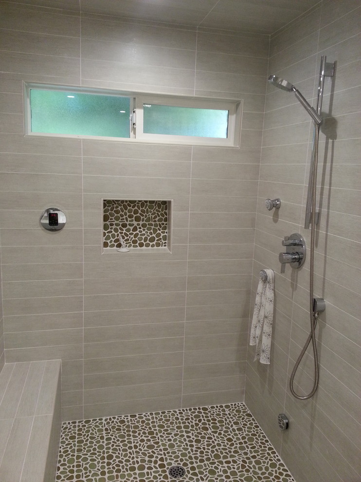 Ispirazione per una stanza da bagno minimalista con lavabo rettangolare, ante lisce, ante beige, top in quarzite, doccia alcova, WC a due pezzi, piastrelle grigie e piastrelle in ceramica