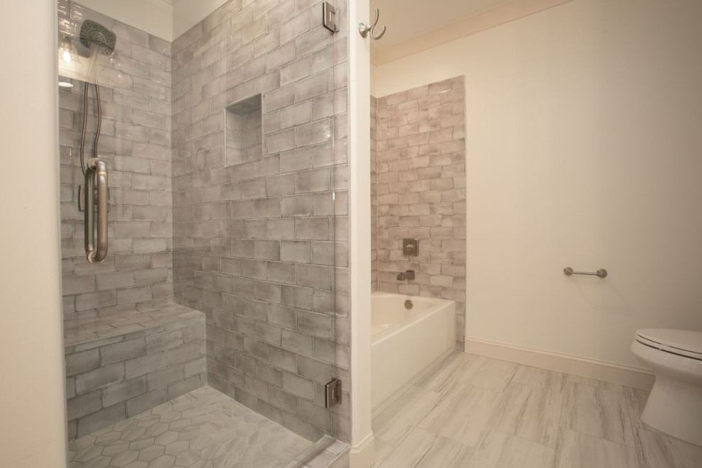 Пример оригинального дизайна: ванная комната в стиле неоклассика (современная классика) с накладной ванной