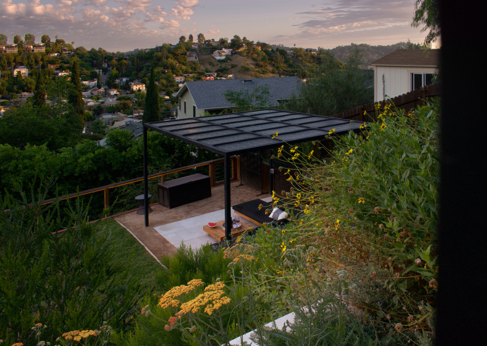 Mittelgroßer Industrial Garten im Frühling, hinter dem Haus mit Pergola, direkter Sonneneinstrahlung, Holzzaun und Betonboden in Los Angeles