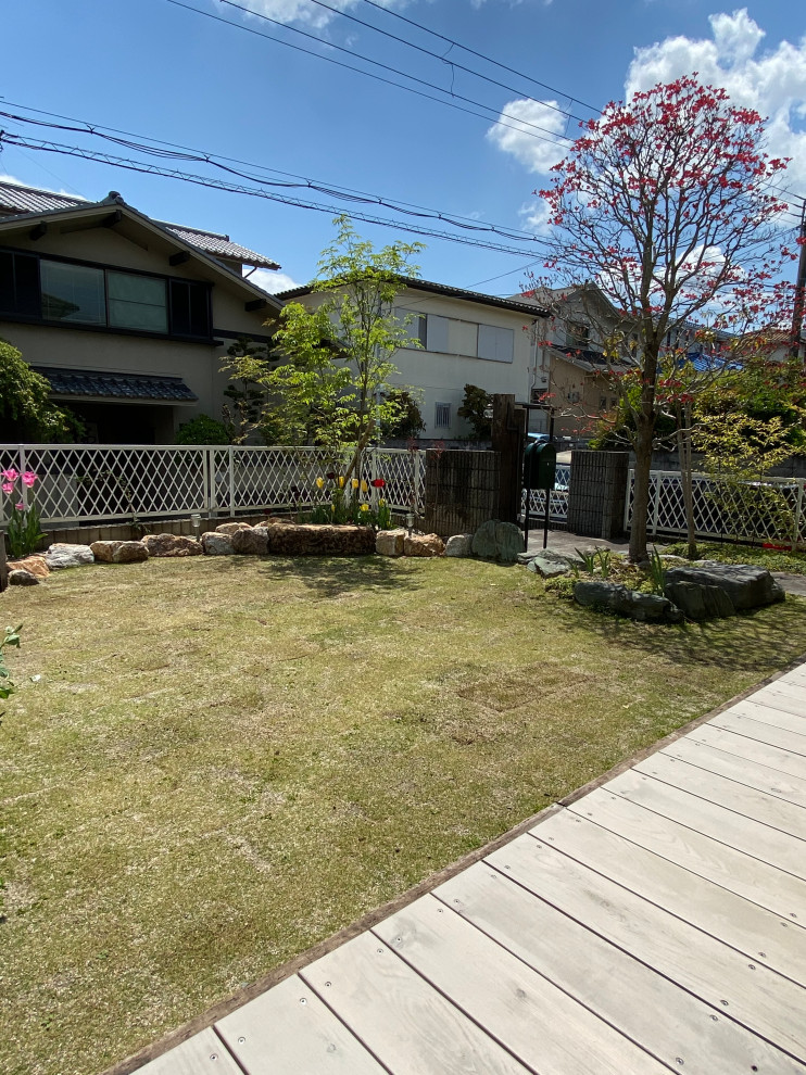 Photo of a mid-sized asian front yard full sun garden for spring in Other.