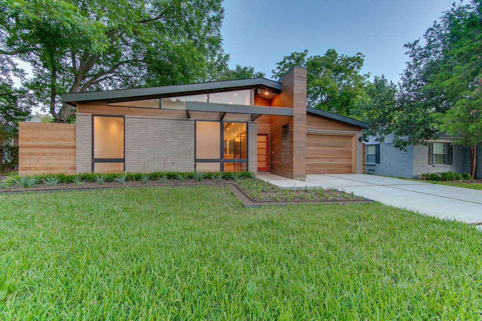 Photo of a midcentury one-storey brick exterior in Dallas.