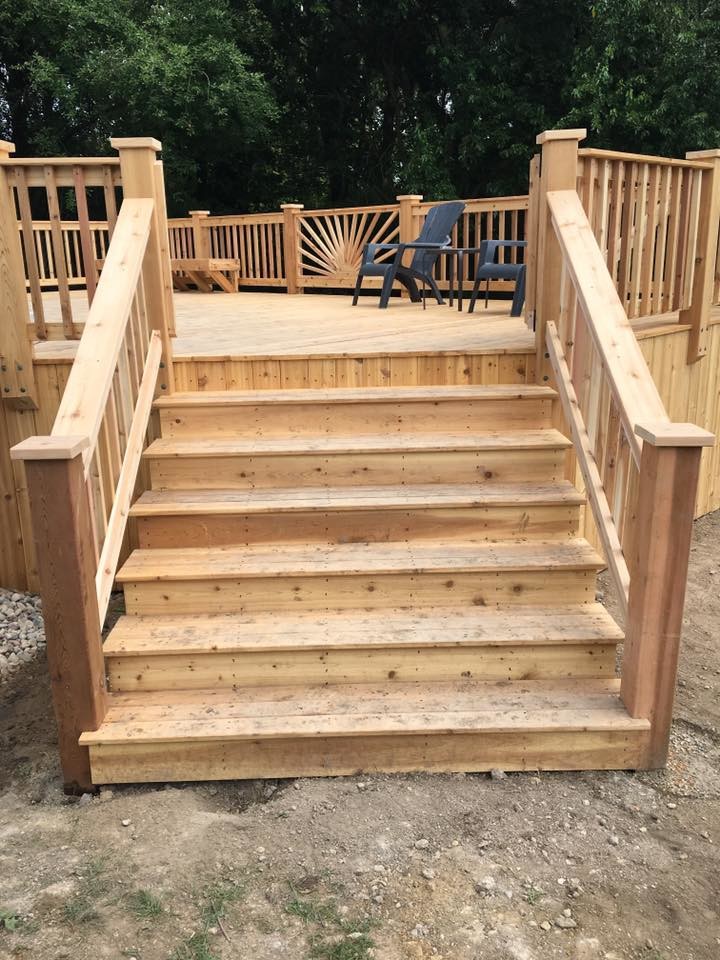Inspiration for a large transitional backyard deck remodel in Milwaukee