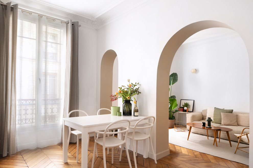 Ispirazione per una sala da pranzo aperta verso il soggiorno contemporanea di medie dimensioni con pareti beige, pavimento in legno massello medio e nessun camino