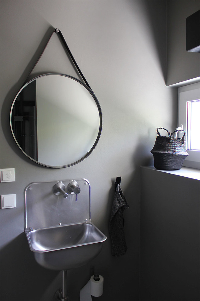 Kleines Modernes Badezimmer mit grauer Wandfarbe und Wandwaschbecken in Hamburg