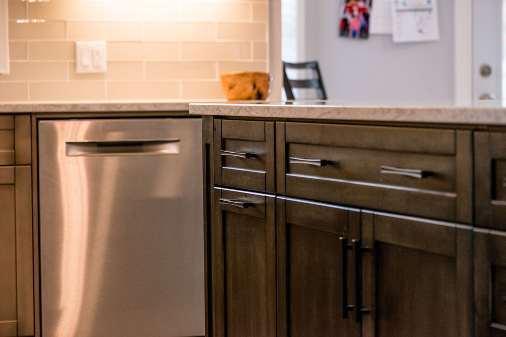 Kitchen - transitional kitchen idea in Toronto