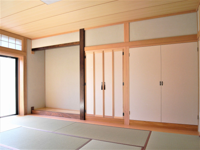 実家の木を使った家 classique-salle-de-sejour