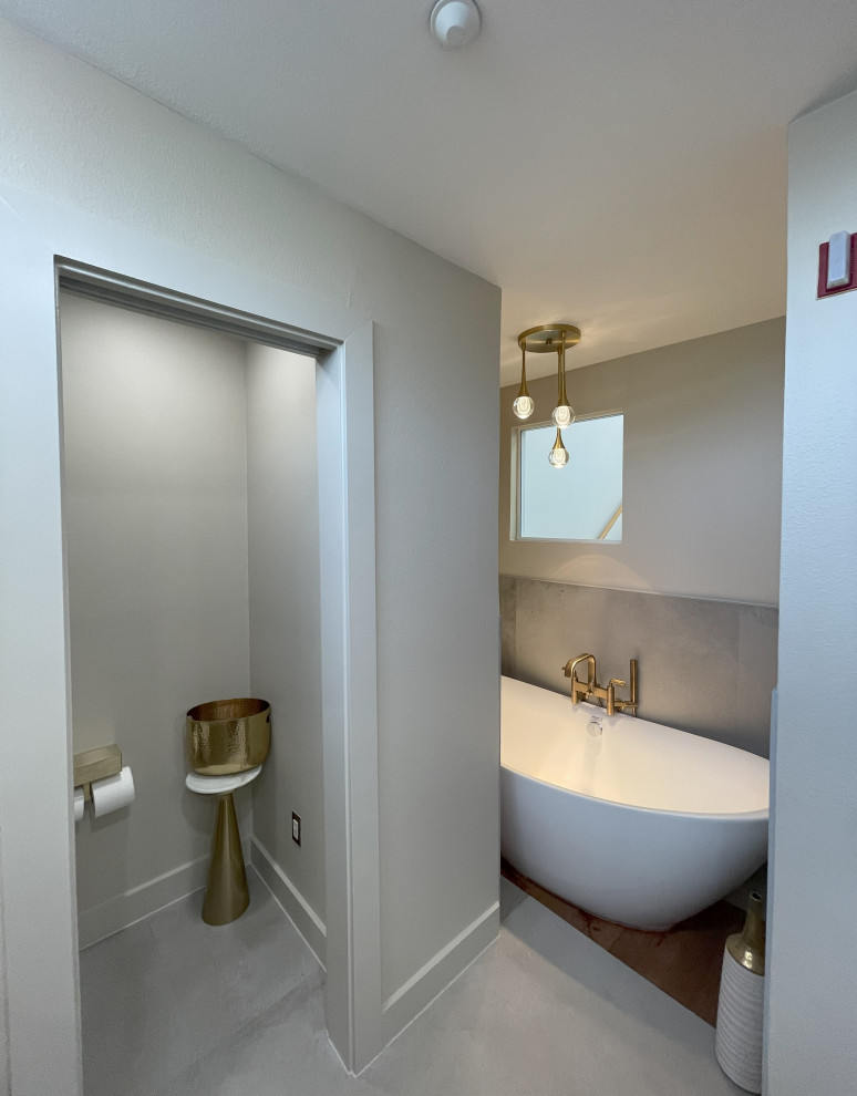Idéer för mellanstora vitt en-suite badrum, med skåp i ljust trä, ett fristående badkar, grå kakel, porslinskakel och ett nedsänkt handfat