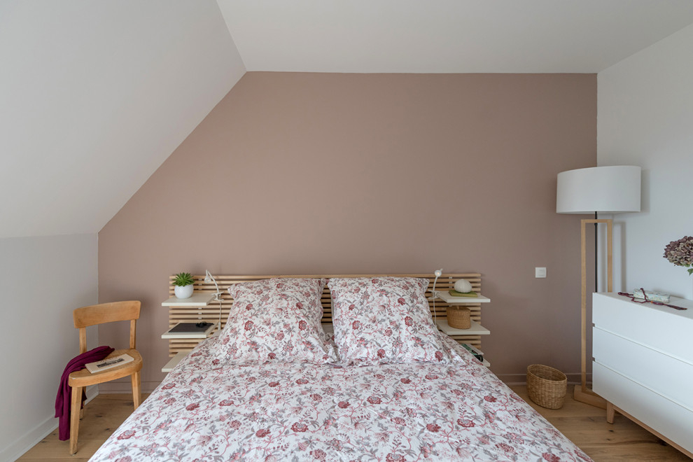 Inspiration pour une chambre parentale rustique de taille moyenne avec un mur rose, parquet clair et un sol beige.