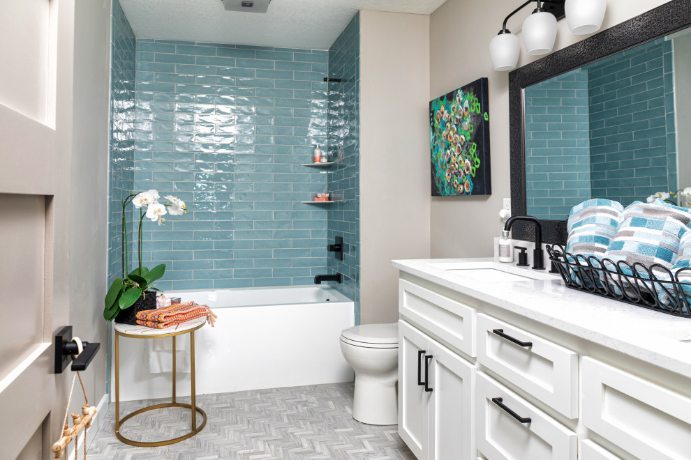 Стильный дизайн: детская ванная комната с фасадами с утопленной филенкой, белыми фасадами, накладной ванной, открытым душем, унитазом-моноблоком, синей плиткой, плиткой кабанчик, белыми стенами, мраморным полом, накладной раковиной, столешницей из искусственного кварца, разноцветным полом, шторкой для ванной, разноцветной столешницей, тумбой под две раковины и встроенной тумбой - последний тренд