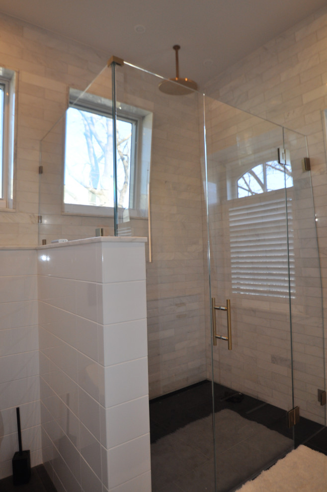Réalisation d'une salle de bain principale tradition de taille moyenne avec une douche à l'italienne, un carrelage blanc, du carrelage en marbre, un sol en ardoise, un sol noir et une cabine de douche à porte battante.