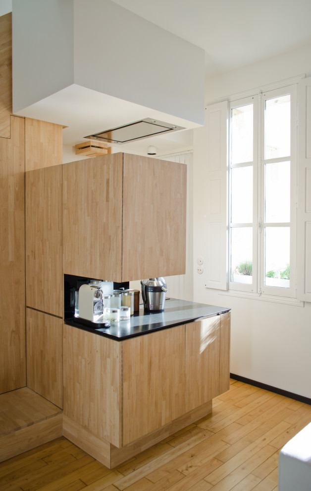 Kitchen photo in Bordeaux