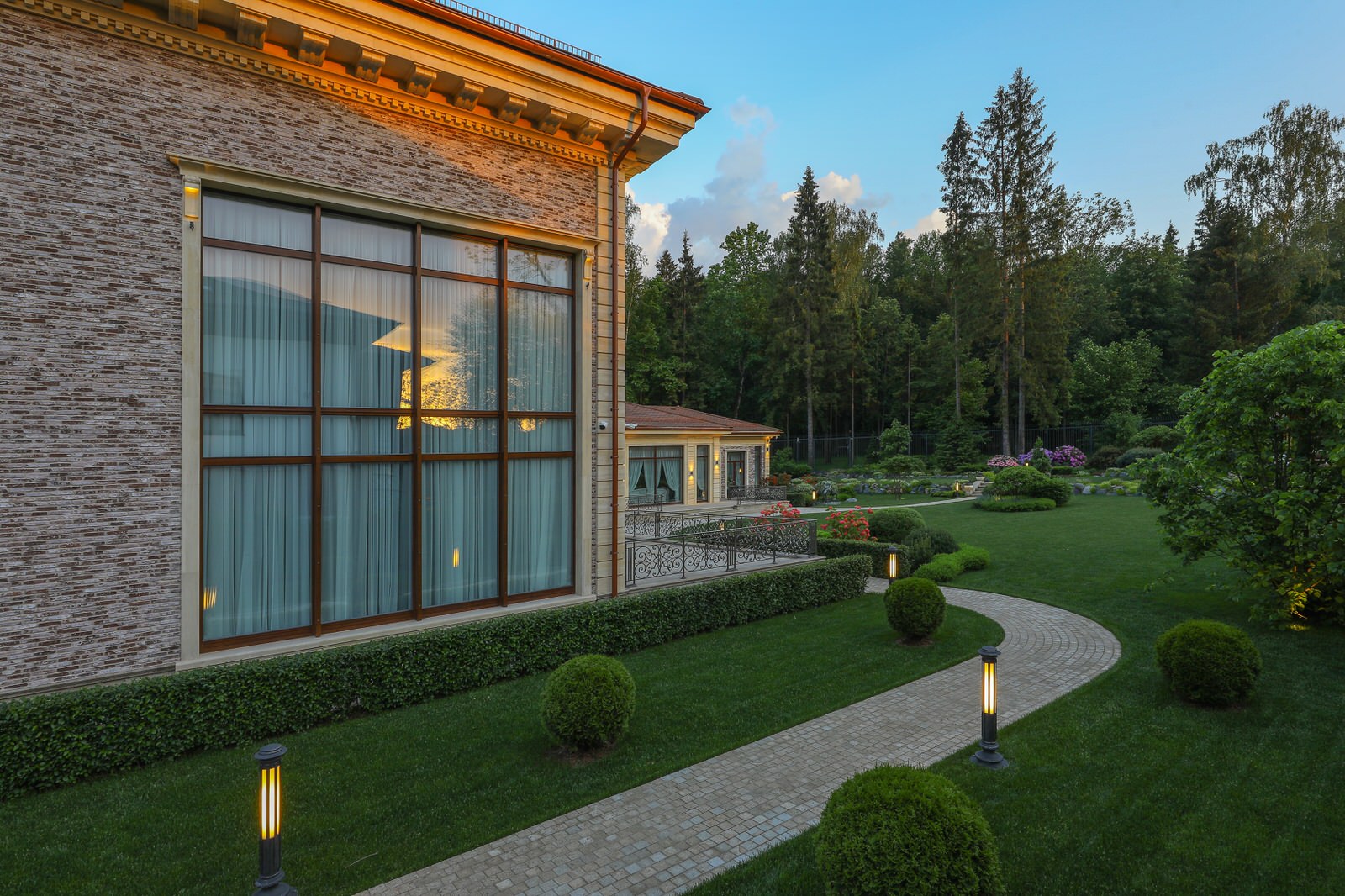 Фасад дома и бассейна - Усадьба Променад