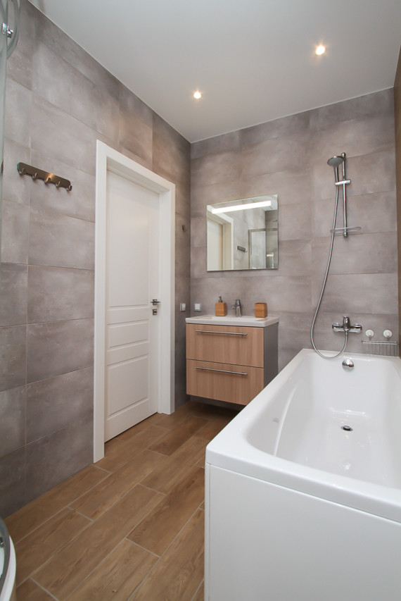 Квартира в современном стиле с яркими цветовыми акцентами.