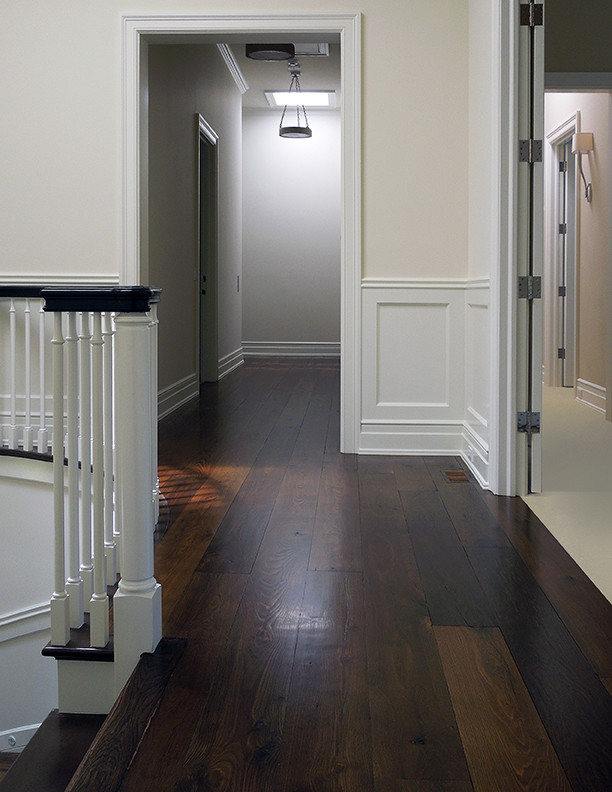 Пример оригинального дизайна: большой коридор в современном стиле с темным паркетным полом и коричневым полом