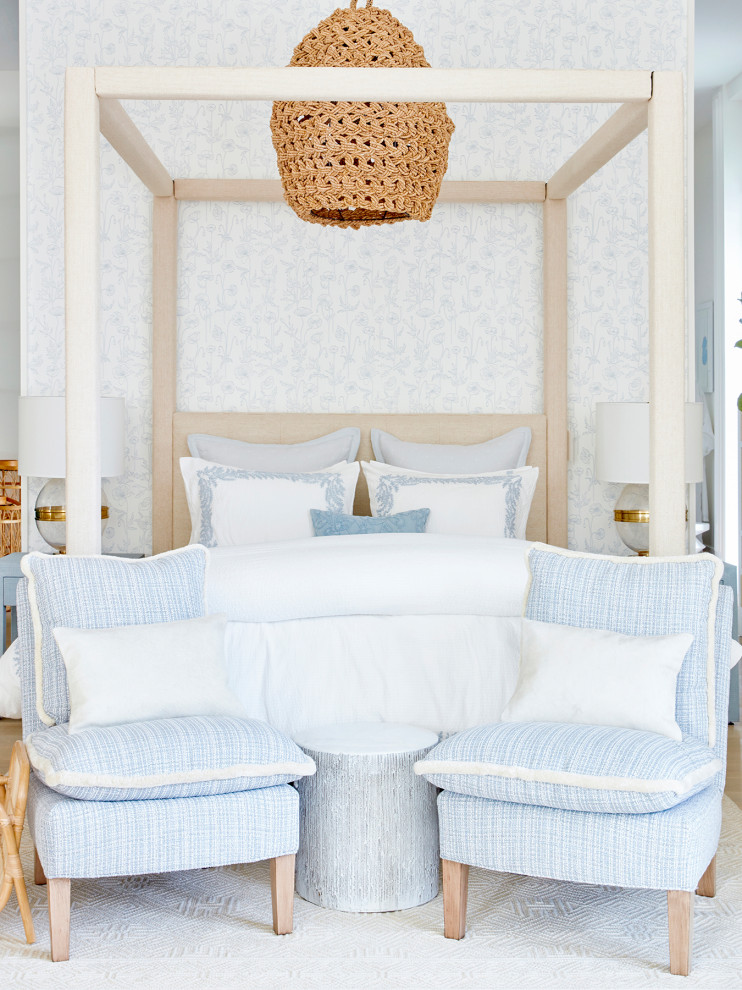Großes Maritimes Hauptschlafzimmer ohne Kamin mit blauer Wandfarbe, hellem Holzboden, beigem Boden und Tapetenwänden in Phoenix
