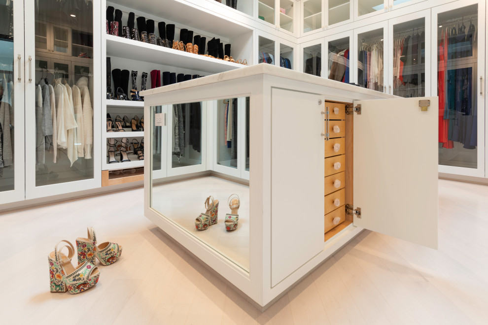 Exemple d'un dressing et rangement tendance.