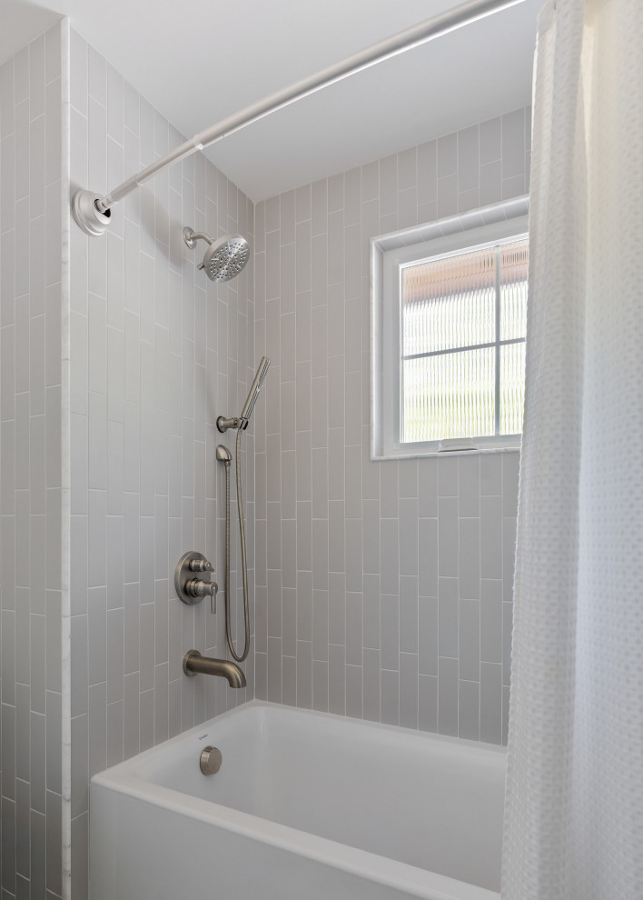 Tub and Shower with Window