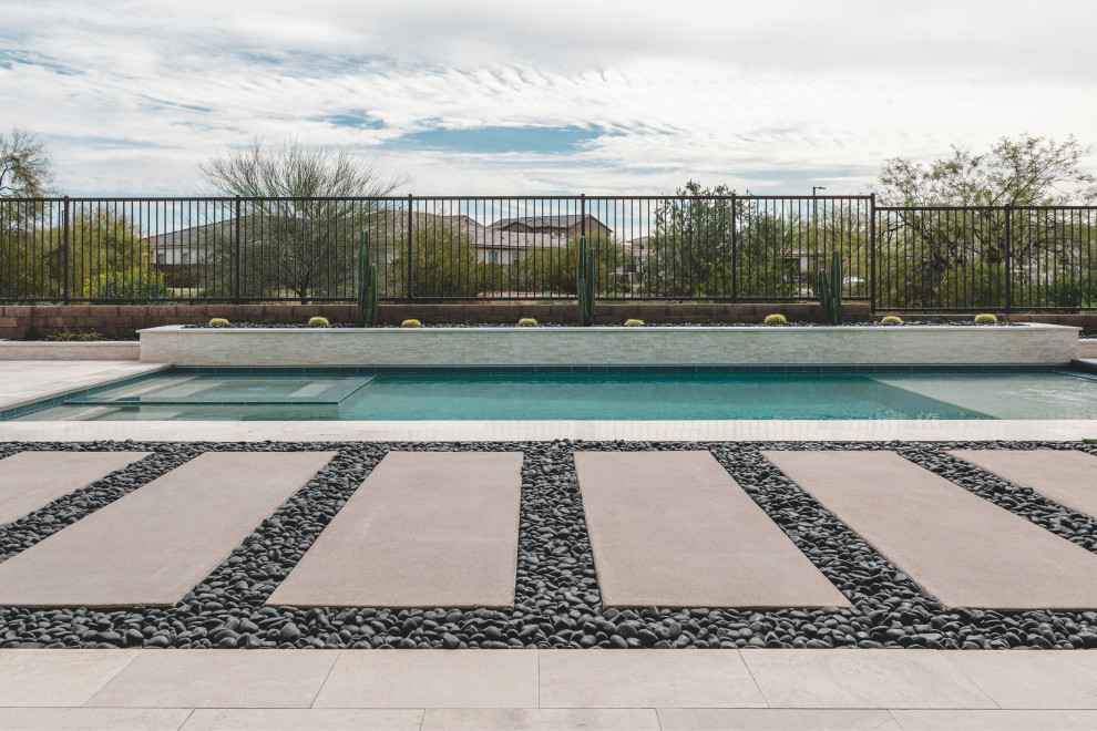Idéer för en modern pool på baksidan av huset, med betongplatta