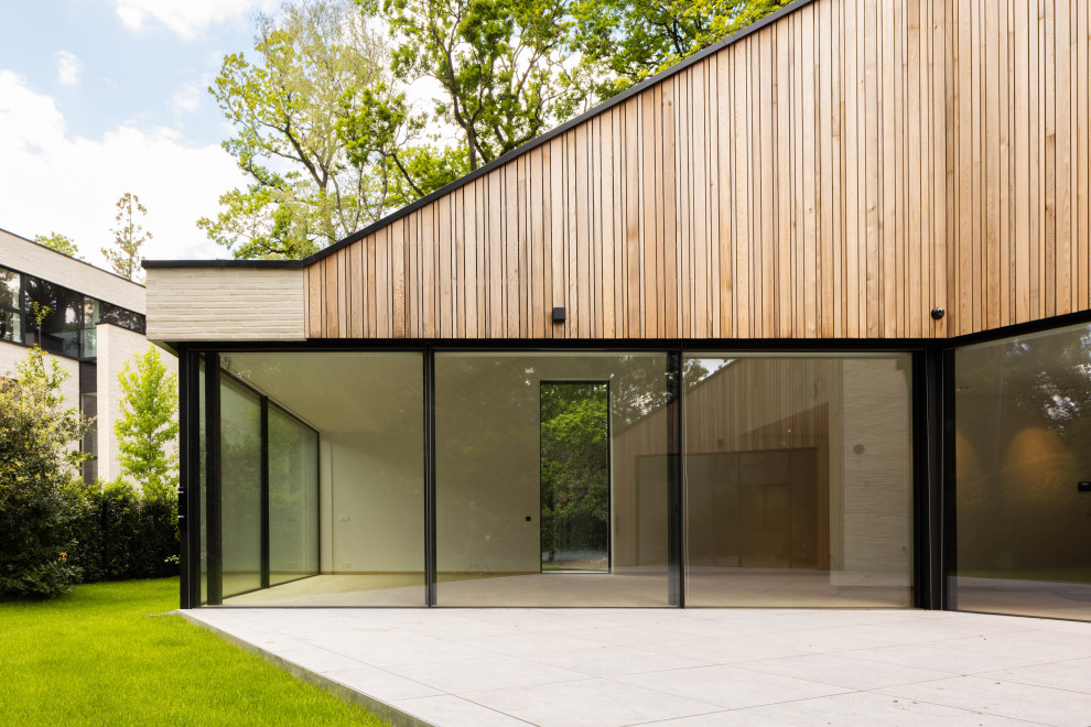 Four suite apartment building