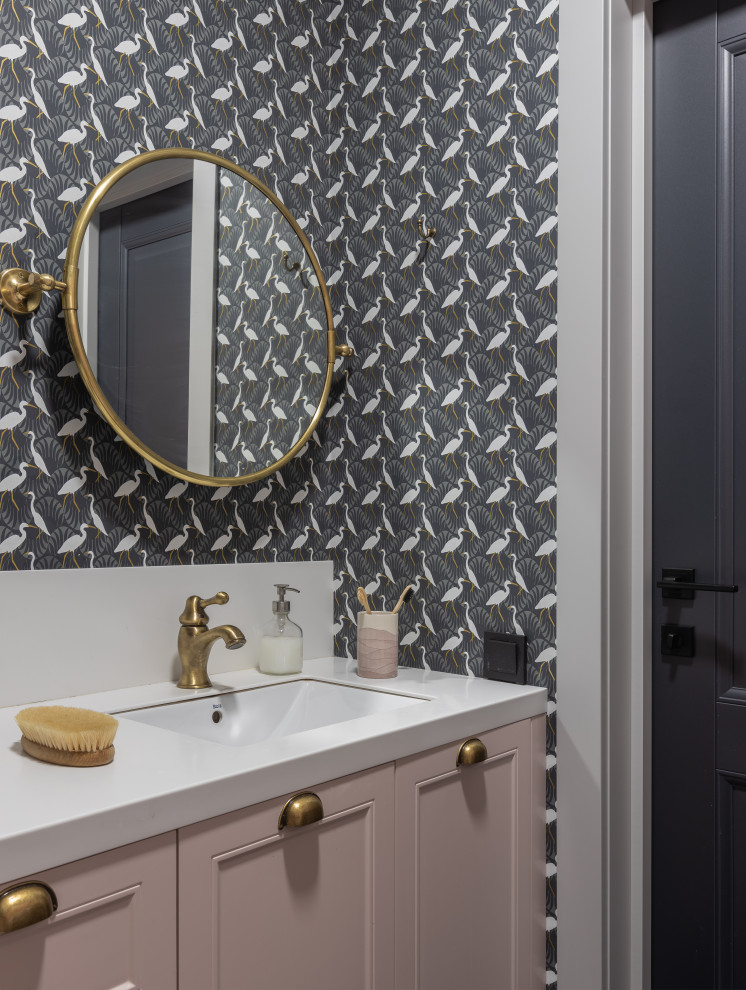 Ванная комната. Раковина и зеркало