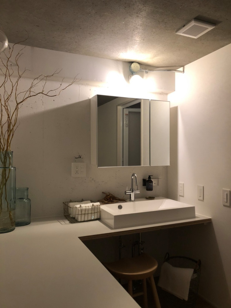 Источник вдохновения для домашнего уюта: туалет в современном стиле с белыми фасадами, светлым паркетным полом, накладной раковиной, серой столешницей, встроенной тумбой и балками на потолке