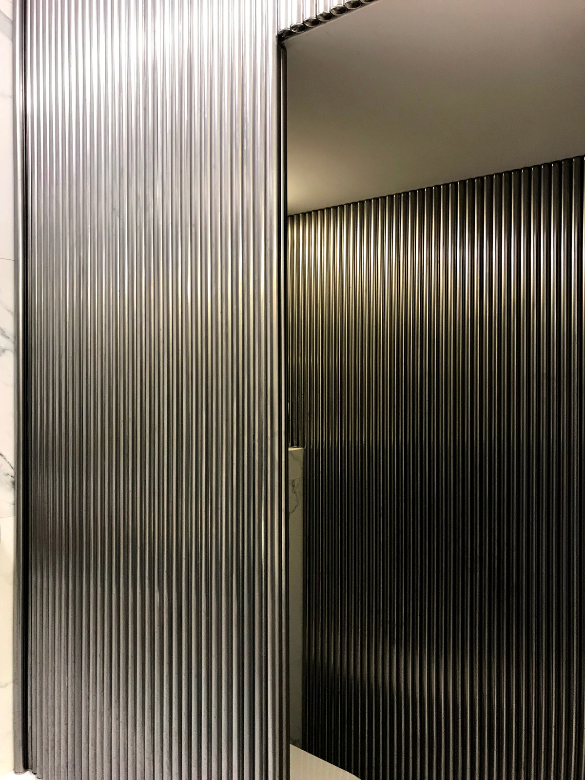 Черно-белая гамма и дуб