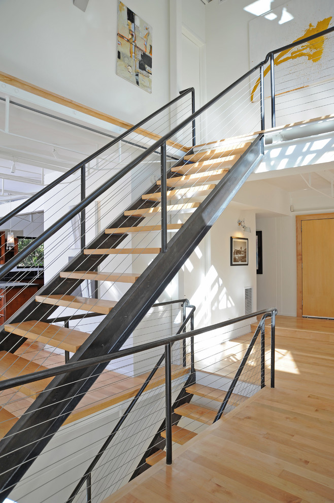 Mid-sized midcentury wood floating staircase in Los Angeles with open risers.