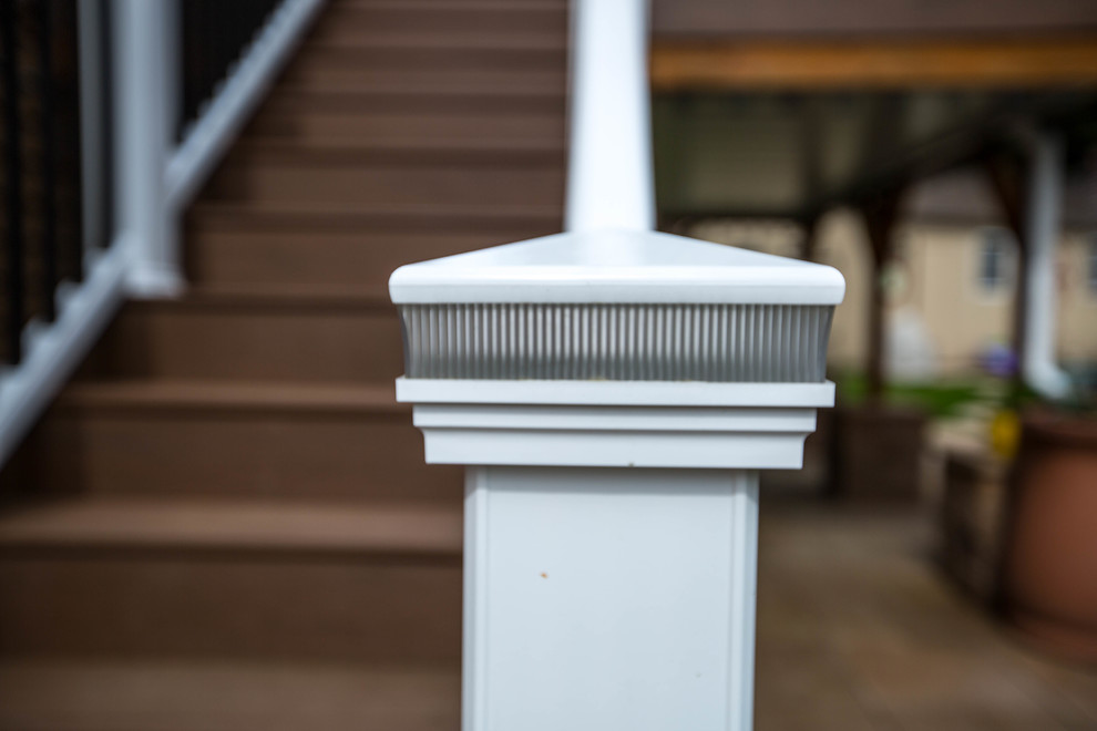 Example of a mountain style deck design in Seattle