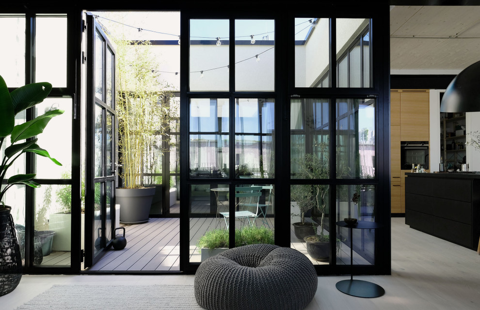 Idee per un patio o portico industriale in cortile con un giardino in vaso e pedane