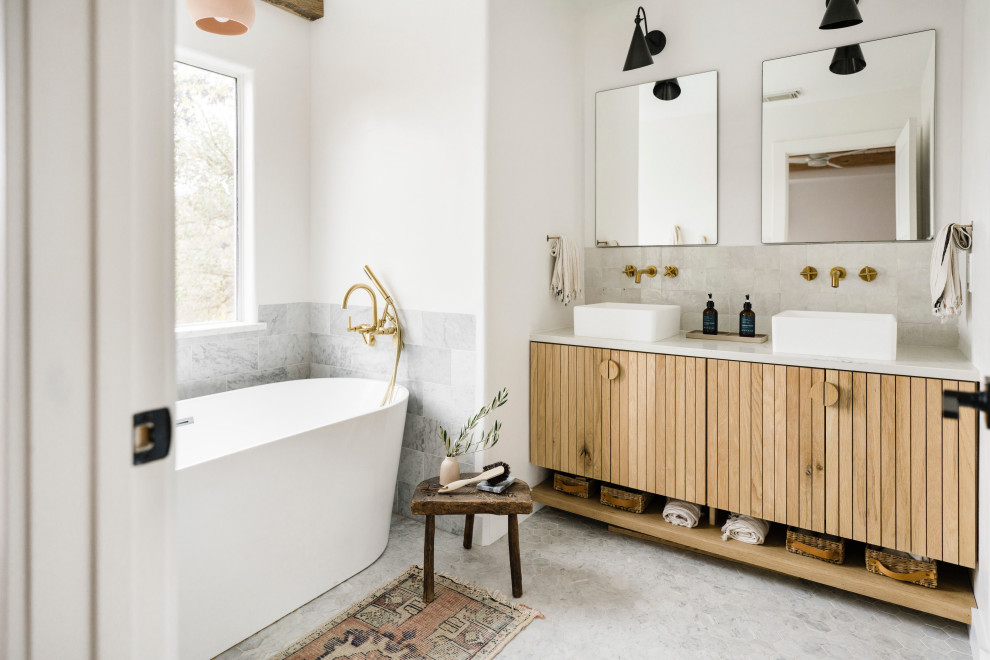 Inspiration för klassiska flerfärgat en-suite badrum, med bruna skåp, ett fristående badkar, marmorkakel, marmorgolv, ett fristående handfat, marmorbänkskiva och släta luckor