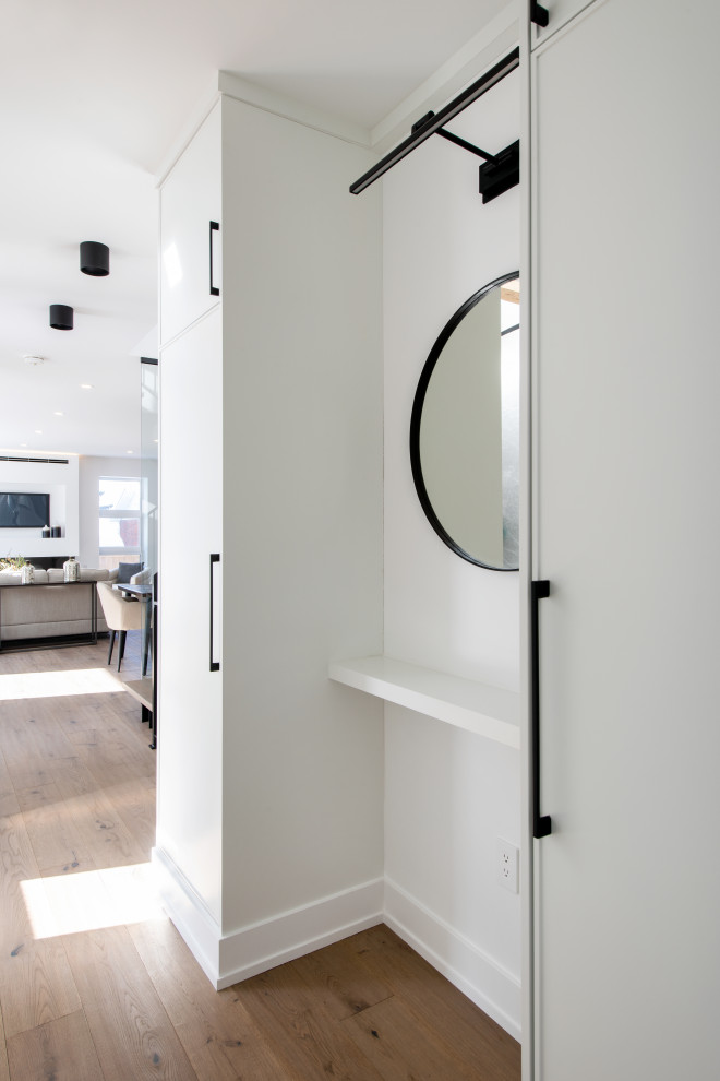 Example of a transitional home design design in Ottawa