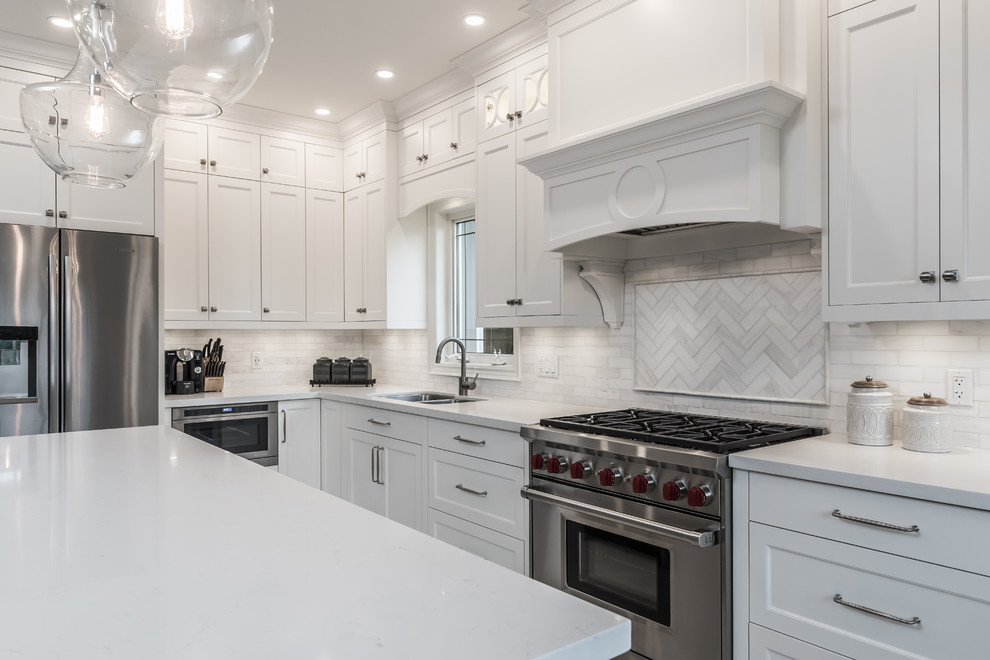 Transitional kitchen photo in Toronto