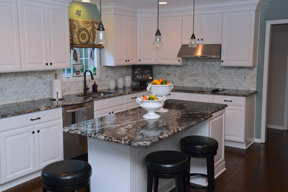 Eat-in kitchen - mid-sized transitional l-shaped dark wood floor eat-in kitchen idea with a single-bowl sink, shaker cabinets, white cabinets, granite countertops, white backsplash, stainless steel appliances, an island and stone tile backsplash