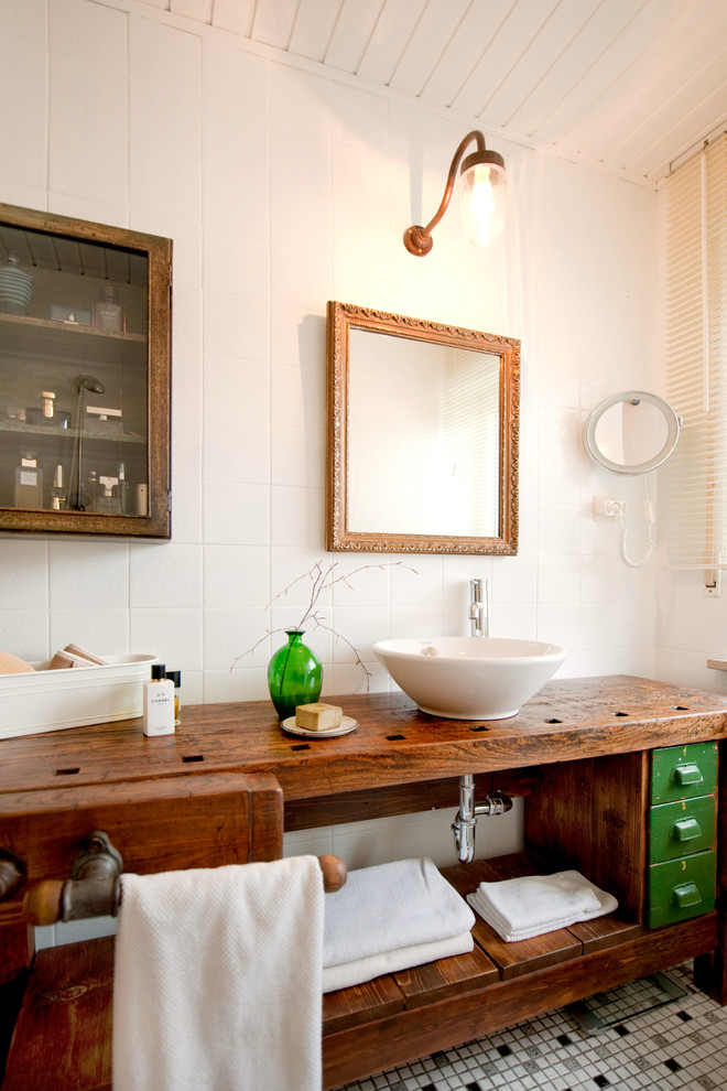 Photo of a small eclectic bathroom.