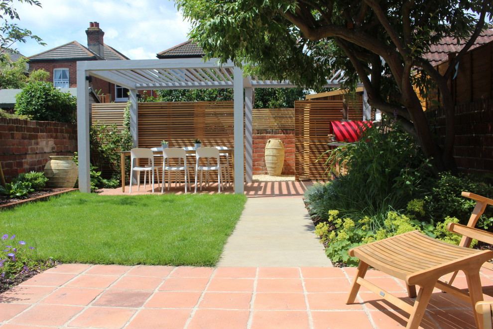 Kleiner Moderner Patio hinter dem Haus mit Grillplatz und Betonboden in Hampshire