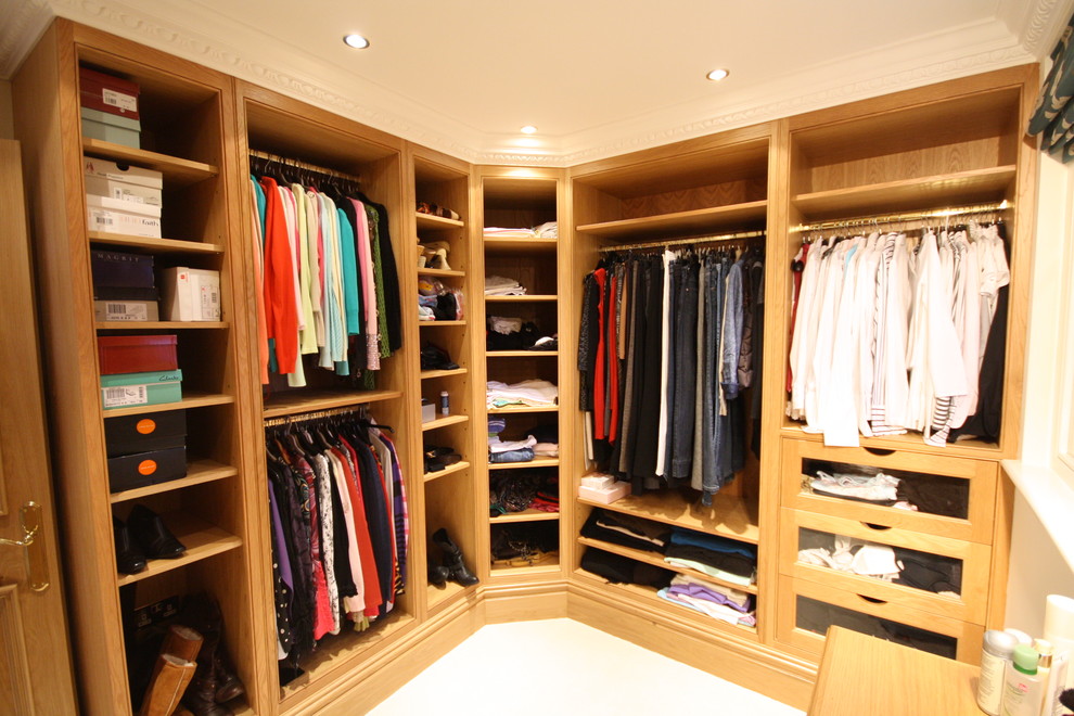Inspiration for a traditional storage and wardrobe in Oxfordshire.