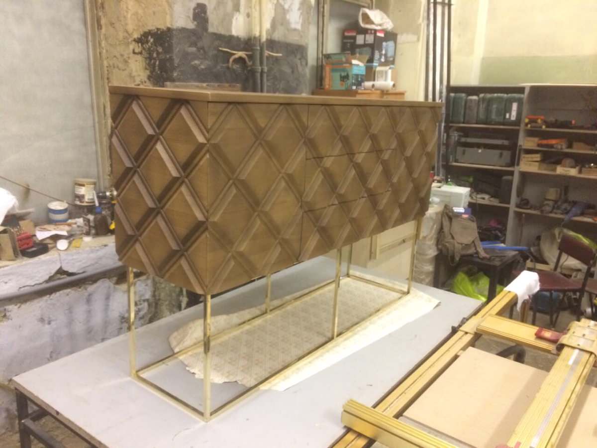 Комод с геометрическим декором