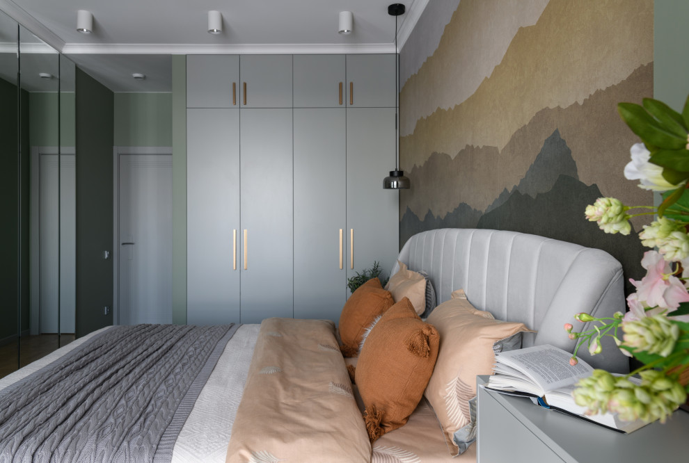 Exemple d'une chambre parentale tendance de taille moyenne avec un mur gris, un sol en liège et un sol marron.