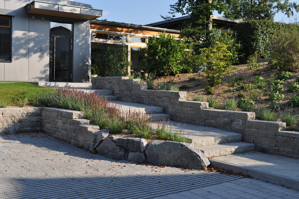 Große, Schattige Moderne Gartenmauer im Herbst, hinter dem Haus mit Natursteinplatten in Sonstige