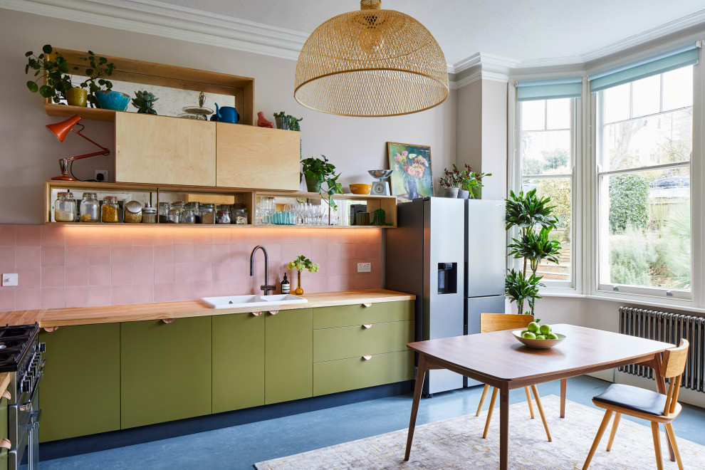 Стильный дизайн: угловая кухня среднего размера в современном стиле с обеденным столом, плоскими фасадами, зелеными фасадами и деревянной столешницей - последний тренд